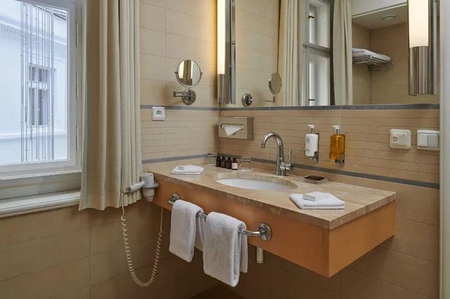 Room, Double Bed, Atrium View، Ventana Hotel Prague 2/3
