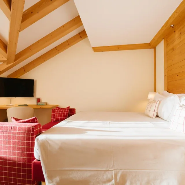 جناح جونيور، Hotel Maribel 2/10