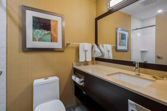 جناح بسريرين كينج بغرفتي نوم مع أريكة بمطبخ صغير، Best Western Plus Chateau Fort St. John 4/4