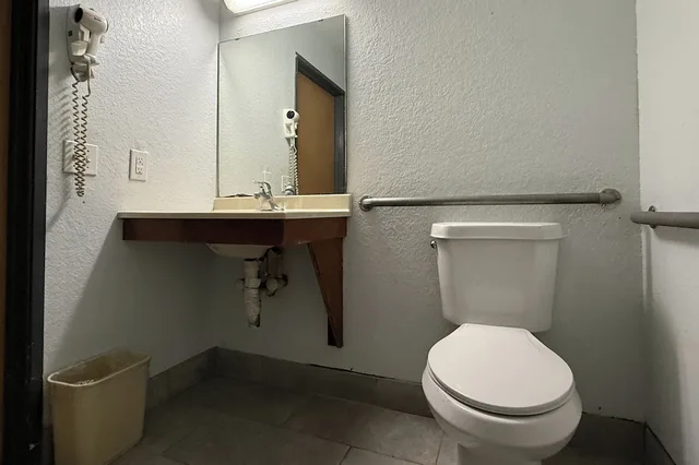 غرفة بسرير كوين لذوي الإعاقة، Hotel Aransas Pass, TX 3/4