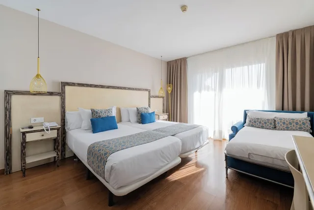 غرفة كومفورت ثلاثية بسريرين منفصلين بإطلالة على البحر، Park Hotel San Jorge 1/1