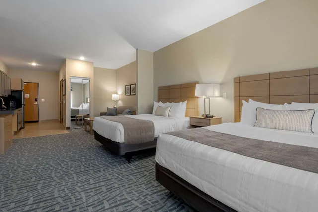 جناح بسريرين كوين مع أريكة بمطبخ صغير بحوض استحمام لذوي الإعاقة، Best Western Plus Rumford Falls 1/3