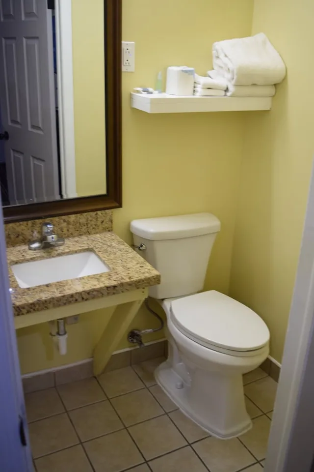 غرفة قياسية بسرير كوين، White Oaks Motel Pennsville Carneys Point 5/6