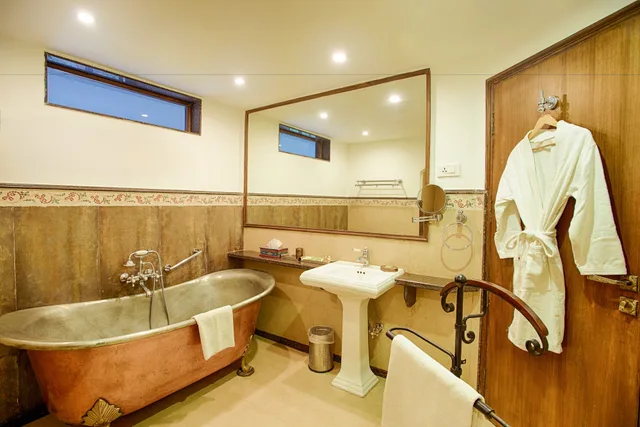 غرفة ديلوكس بسرير كينج بشرفة، Storii By ITC Hotels Shanti Morada 3/3