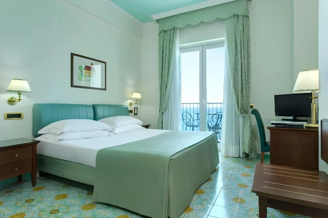 غرفة قياسية بسريرين مزدوجين بإطلالة، Lloyd's Baia Hotel 1/1