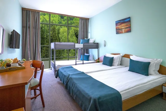 غرفة عائلية بسرير مزدوج بإطلالة على المتنزه مع أريكة، Palm Beach Hotel - All Inclusive with Free beach package & Private Beach 4/9