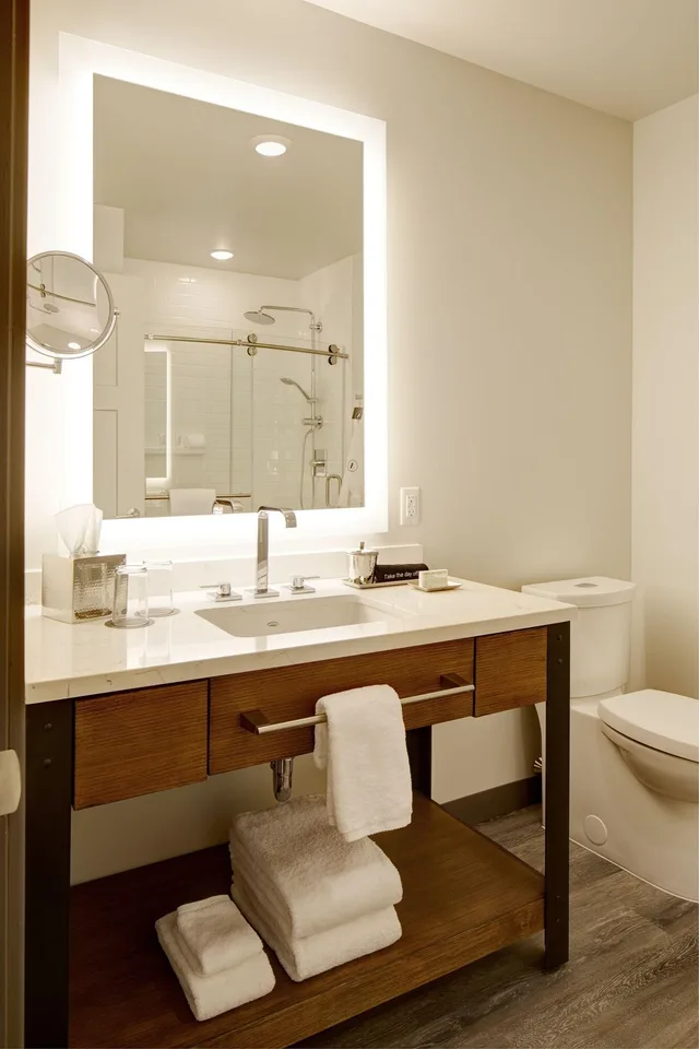 غرفة بسرير كينج، Archer Hotel Burlington 5/6
