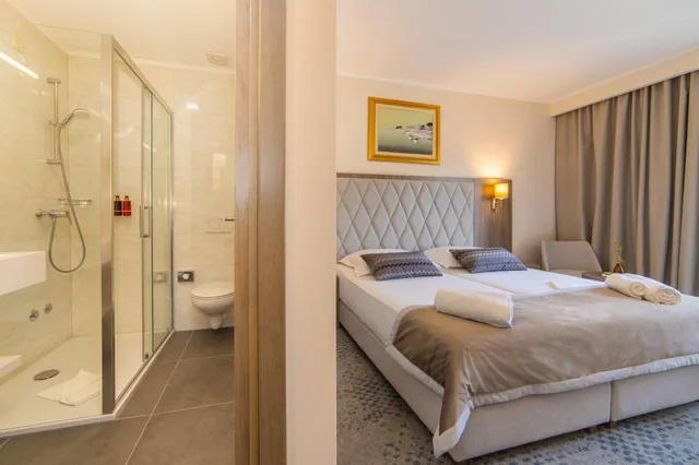 غرفة ديلوكس بسرير مزدوج بإطلالة على المتنزه مع أريكة، Hotel Bella Vista 2/4