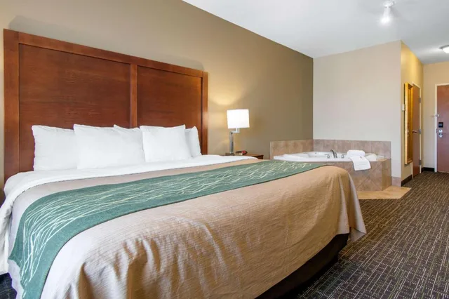 غرفة بسرير كينج بحوض جاكوزي، Comfort Inn And Suites Norman 2/3