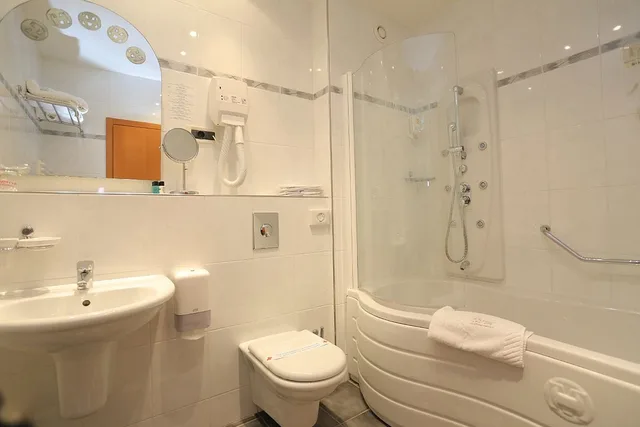 غرفة بسريرين منفصلين بإطلالة على المتنزه بشرفة مع أريكة، Hotel Marina 5/6