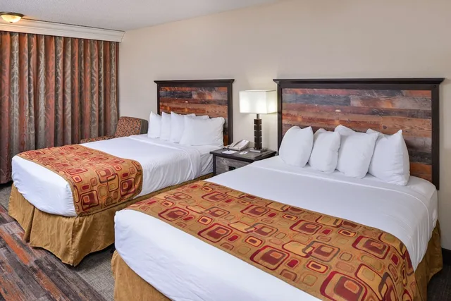 Standard, 2 Queen Beds, Pool Side، Best Western Kelly Inn 1/6