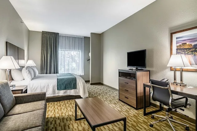 غرفة قياسية بسرير كينج مع أريكة، Riverview Inn & Suites, Ascend Hotel Collection 2/4