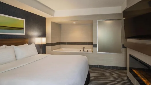 جناح بسرير كينج مع أريكة بحوض جاكوزي بمطبخ، Birchwood Inn, BW Premier Collection 1/3