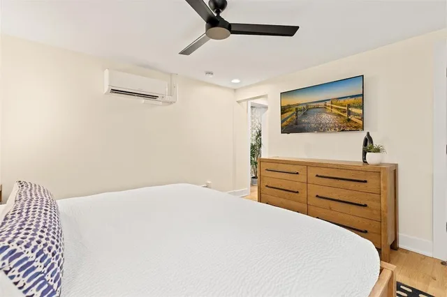 جناح بريميير بسرير كينج، Surrey Beach House 2/4