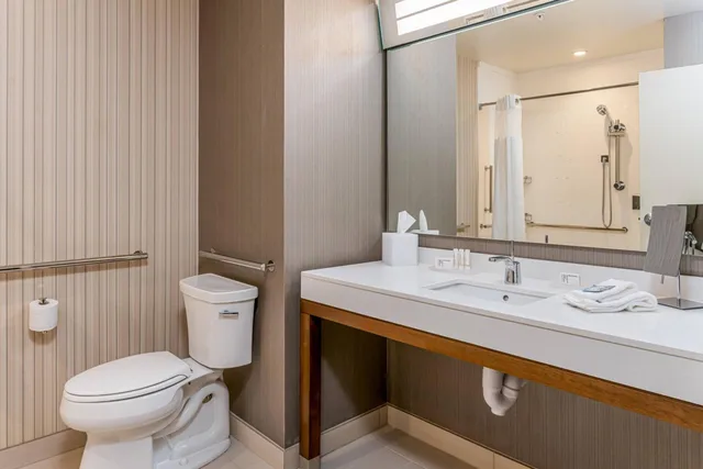 Room, 2 Queen Beds, Bathtub, Accessible, Courtyard by Marriott Asheville Biltmore Village 3/5