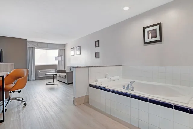 Suite, King Bed, Sofa, Jetted Tub, Bathtub, Comfort Inn and Suites Crystal Inn Sportsplex 4/8