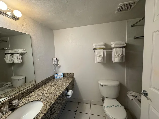 غرفة بسرير كوين بإطلالة على المدينة، Emerald Shores Resort 5/7