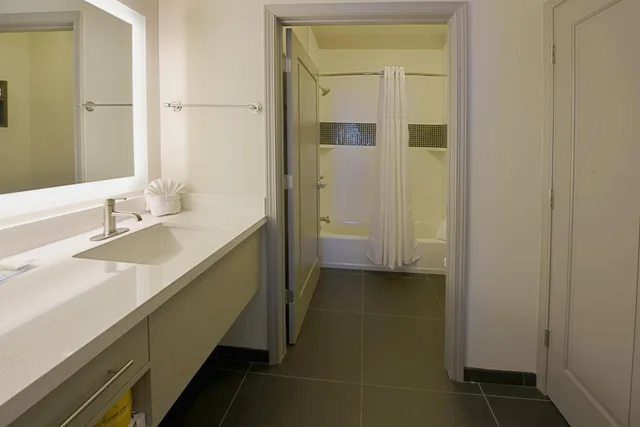 جناح بسرير كينج وسريرين كوين بغرفتي نوم بحوض استحمام لذوي الإعاقة، STAYBRIDGE SUITES LITTLE ROCK - MEDICAL CENTER 3/4