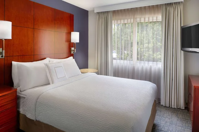 جناح بسرير كوين بغرفة نوم واحدة مع أريكة، Sonesta Es Suites Atlanta Alpharetta Windward 1/2