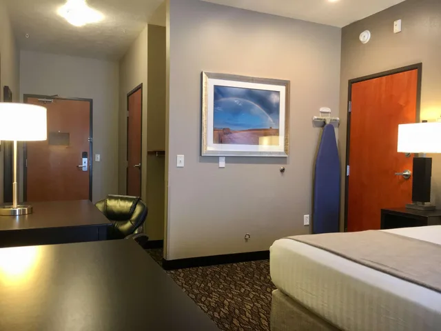 Downstairs, Suite, King Bed, Queen Murphy Bed, Kitchen، Best Western Wheatland Inn 2/4