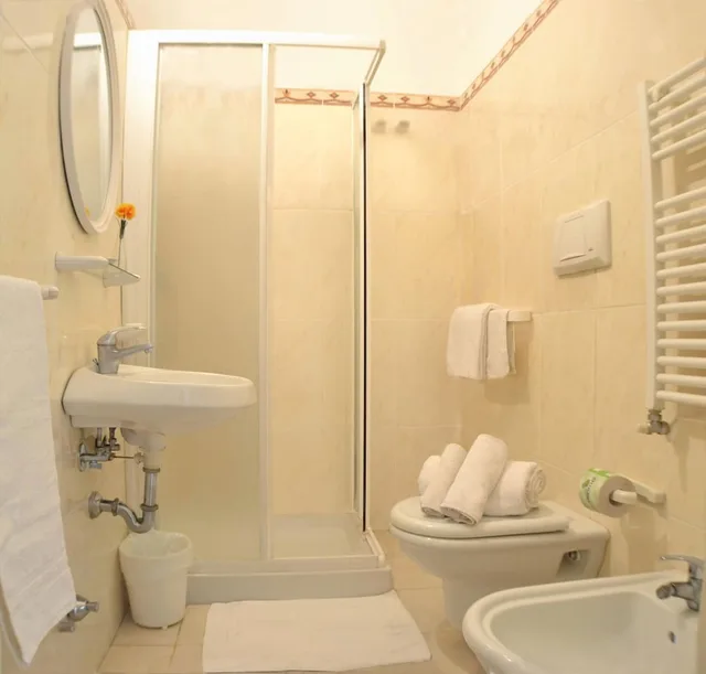 غرفة قياسية بسريرين منفصلين بإطلالة على المتنزه، HOTEL PRESTIGE 5/6