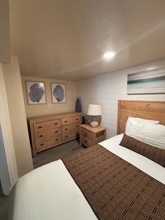 Room, Queen and Twin Beds, River Front, Sofa, Ground Floor، Capitola Venetian Hotel 4/7