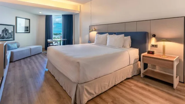 غرفة ديلوكس بسرير مزدوج بإطلالة على البحر، Crowne Plaza Santo Domingo (ex Intercontinental V Centenario Hotel) 1/3