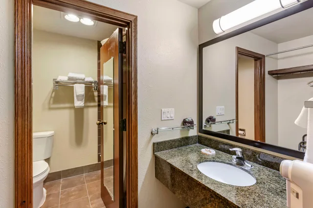 غرفة بسرير كينج بحوض جاكوزي، Best Western Elko Inn 4/4