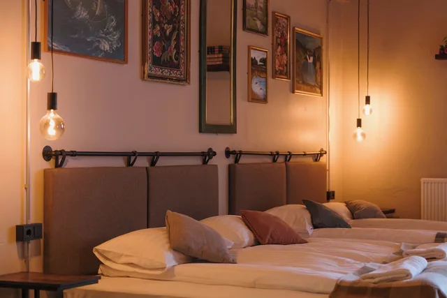 غرفة عائلية بسريرين كوين بحمام خاص مع أريكة، Kex Hostel Reykjavík 3/10