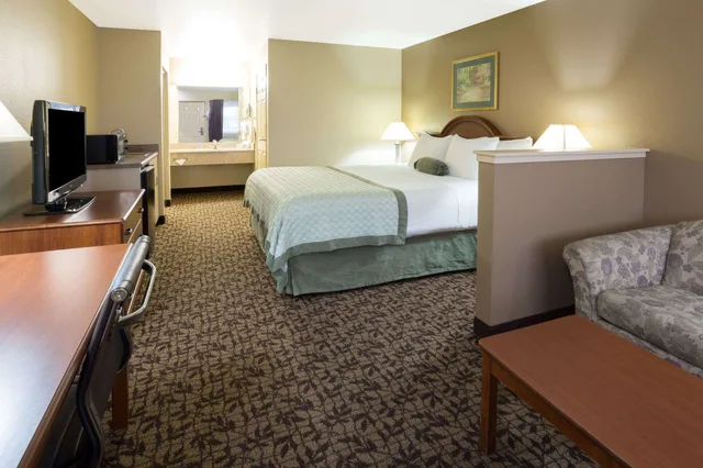 غرفة بسرير كينج لذوي الإعاقة، Hawthorn Suites By Wyndham Napa Valley 5/9