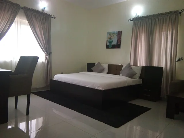 غرفة تنفيذية بسرير كوين، Peacock Apartments And Suites 1/1