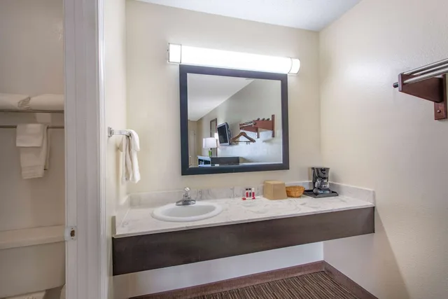 غرفة قياسية بسريرين كوين للمدخنين، Super 8 by Wyndham Florence 3/3