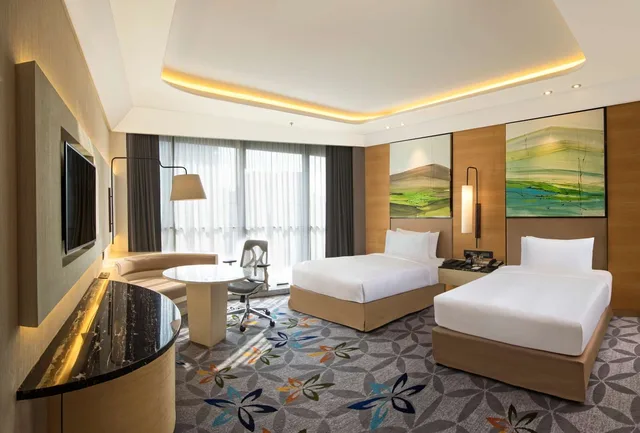 غرفة ديلوكس بسريرين منفصلين، Doubletree By Hilton Ahmedabad India 1/2