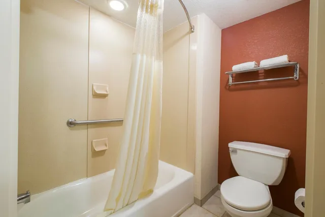 Suite, King Bed, Hot Tub, Smoking, Red Roof Inn & Suites Philadelphia - Bellmawr 5/10
