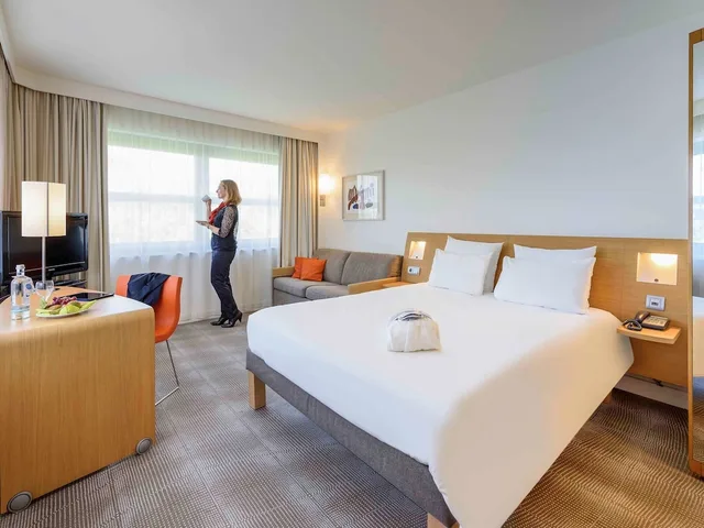 غرفة تنفيذية بسرير مزدوج مع أريكة، Novotel Aachen City Hotel 6/10