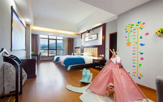 غرفة عائلية بسرير كينج وسرير فردي بإطلالة على الجبل، Ramada by Wyndham Zhangjiajie Tianmen Mountain 8/10