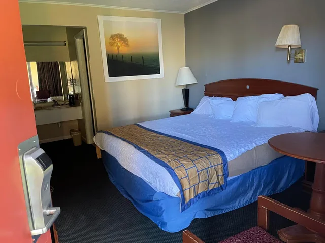 غرفة بسرير كينج لذوي الإعاقة، MAGNUSON HOTEL OPELIKA 2/6