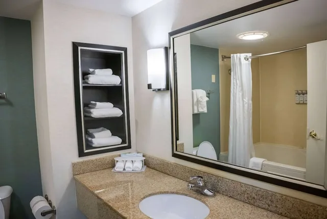 جناح عائلي بسرير كينج وسرير بطابقين، Wyndham Garden Erie 10/10