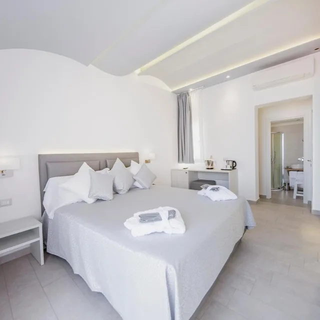 غرفة ديلوكس بسرير مزدوج بإطلالة على البحر بشرفة، Ossuna Bay Hotel Boutique 2/9