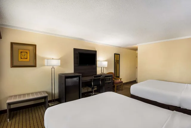 غرفة بسريرين كوين يُسمح فيها بالحيوانات الأليفة، Best Western Prairie Inn & Conference Center 3/4