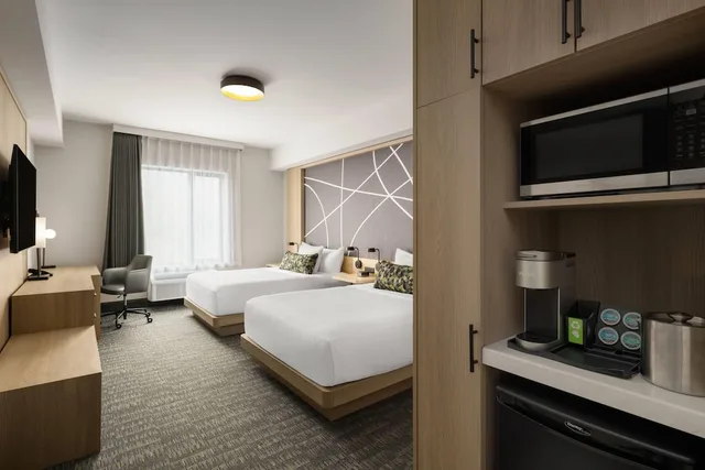 غرفة بسريرين كوين، La Quinta Inn & Suites by Wyndham Kelowna BC 8/8