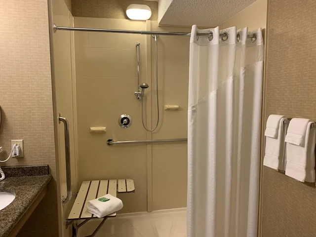 غرفة قياسية بسرير كينج لذوي الإعاقة، Holiday Inn Johnstown-Downtown 4/5
