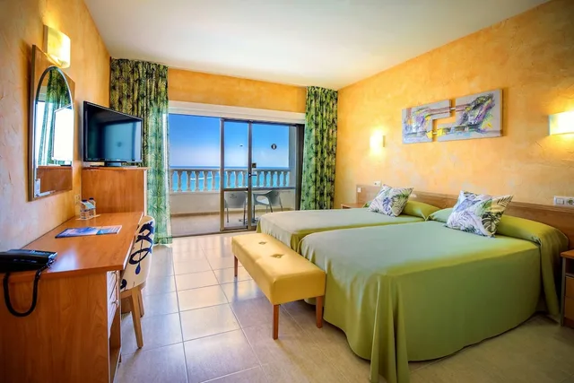 غرفة بأربعة أسرّة بإطلالة على البحر بشرفة، Hotel Servigroup La Zenia 4/10