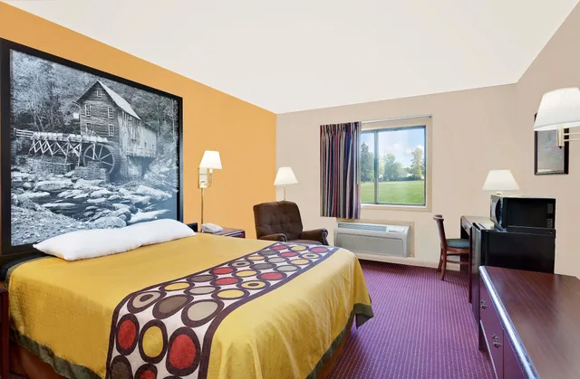 Standard, King Bed, Super 8 by Wyndham Hillsville 4/10
