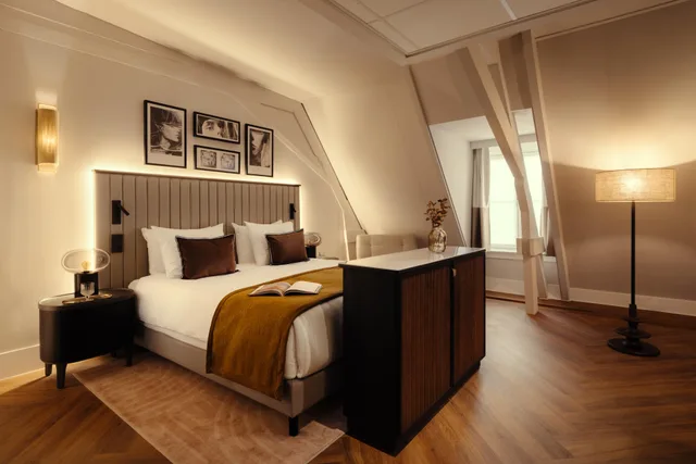 جناح جونيور، The Manor Amsterdam 1/4