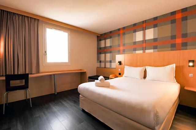 غرفة ثلاثية بسرير مزدوج وسرير فردي، easyHotel Nice Old Town 1/1