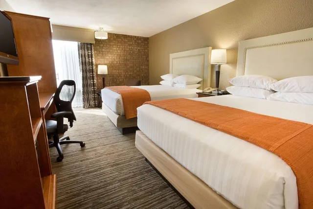 غرفة بسريرين كوين في طابق مرتفع، Drury Inn Suites North Austin 1/3