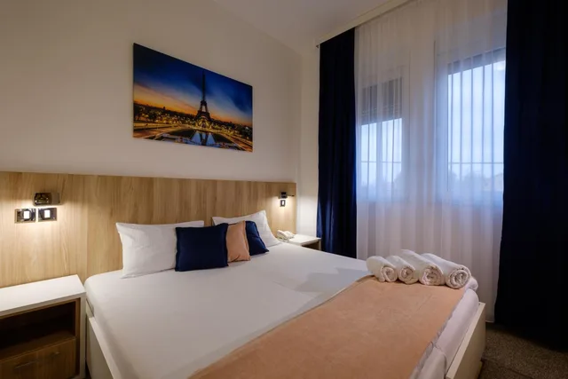 غرفة بسرير مزدوج أو سريرين منفصلين، Airport Garni Hotel Belgrade 3/10