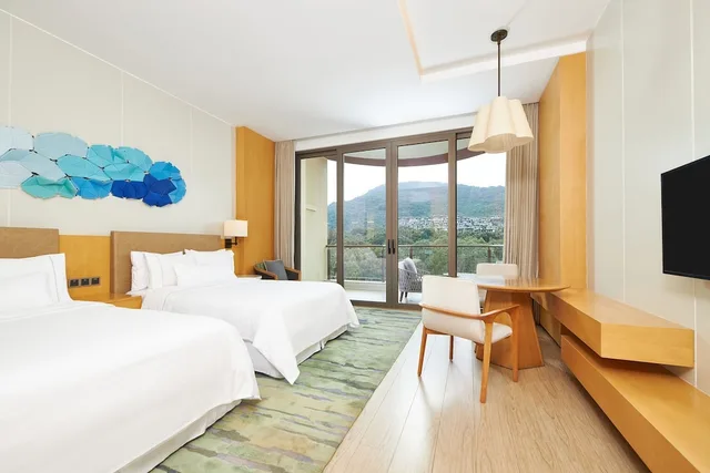 غرفة بسريرين مزدوجين بإطلالة على الجبل، THE WESTIN SHIMEI BAY RESORT 1/4