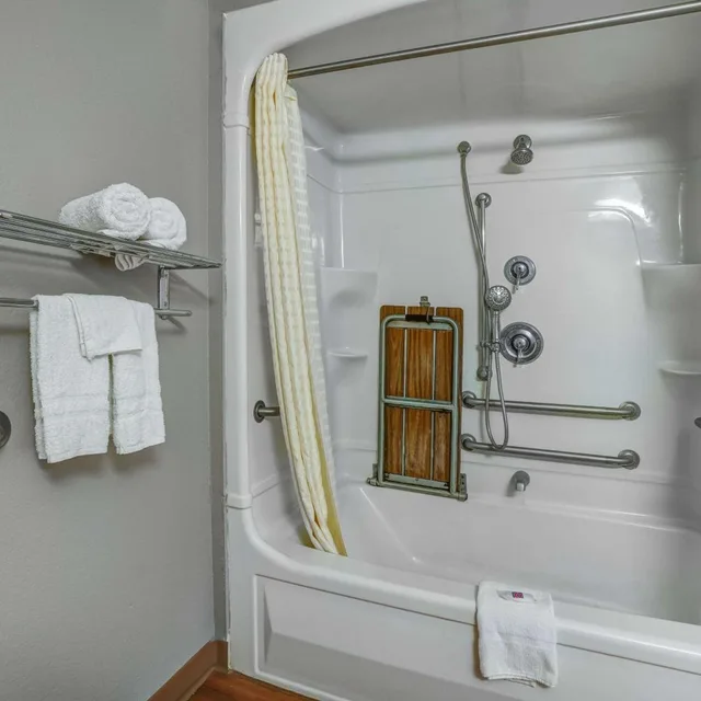 1 Queen Bed - Mobility Accessible Tub, Micfridge, Non-Smoking، Motel6 Montgomery, AL - Airport 9/10